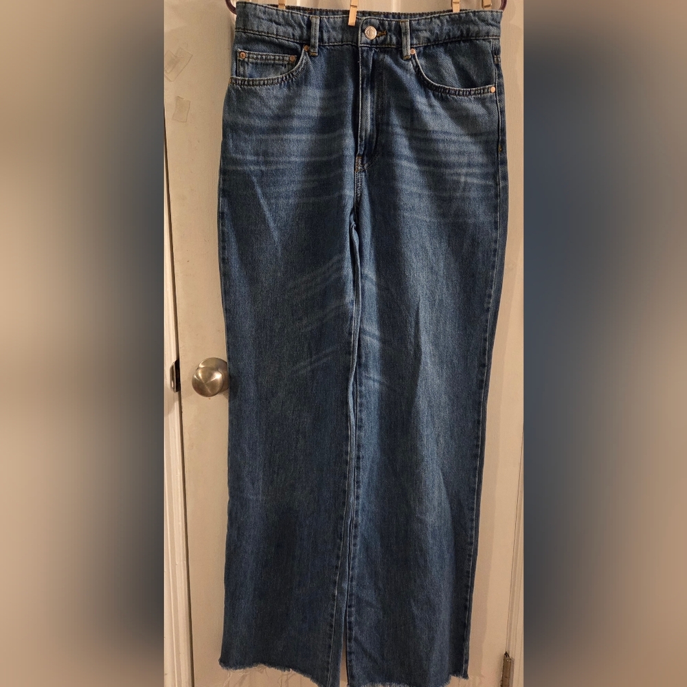 •Stradivarius• Ladies Size US 8/UK 12 Mid Rise Wide Leg Med Wash Raw Hem Jeans